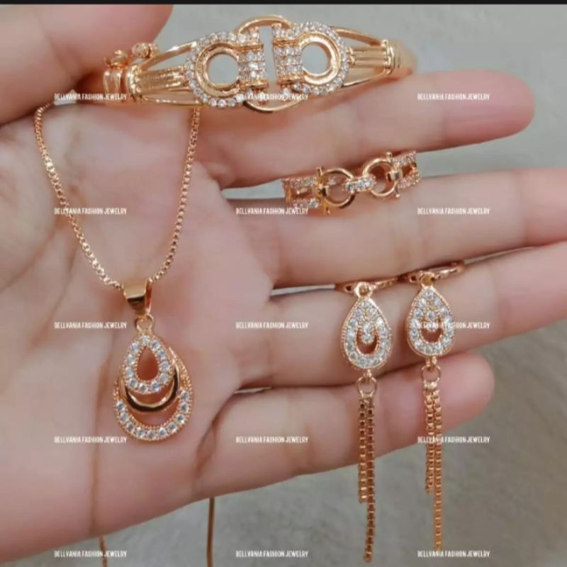 satu set perhiasan titanium