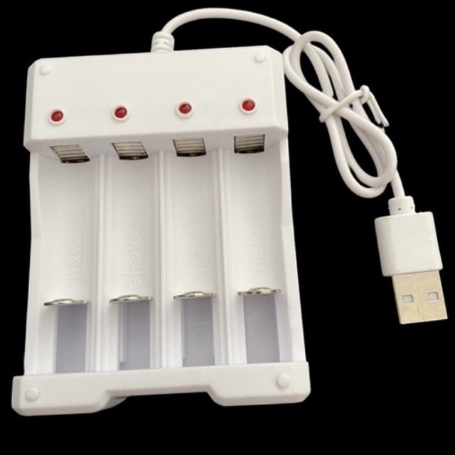 ALAT CHARGER BATERAI USB PLUG isi 4 slot untuk baterai AA A2 / AAA A3 WARNA PUTIH