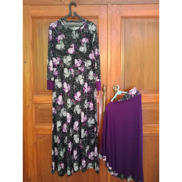 Gamis dan Jilbab.  Ukuran Jumbo. Motif Bunga Hitam Ungu.