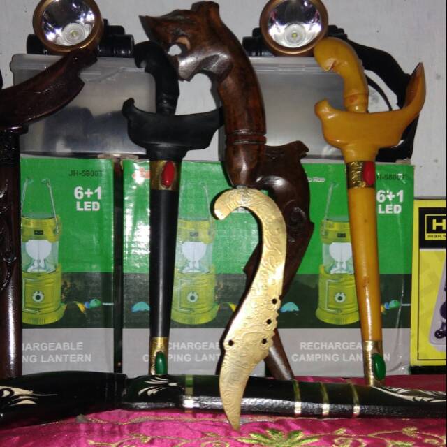 Barang antik wujud Kujang Kuningan kaligrafi