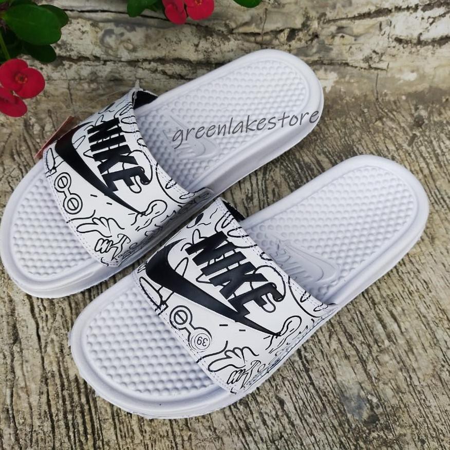 [🆕bayar✔️] SANDAL SLOP PRIA NIKE BENASSI SWOOSH SANDAL SLIDE FLIP FLOP PAYLON MOTIF PUTIH 4.6