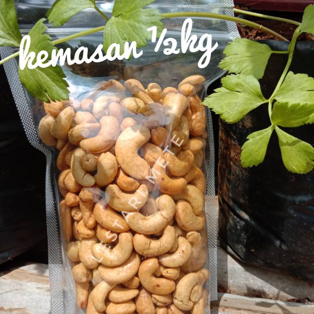 

Kacang mete produksi sendiri by : Lestari Mete