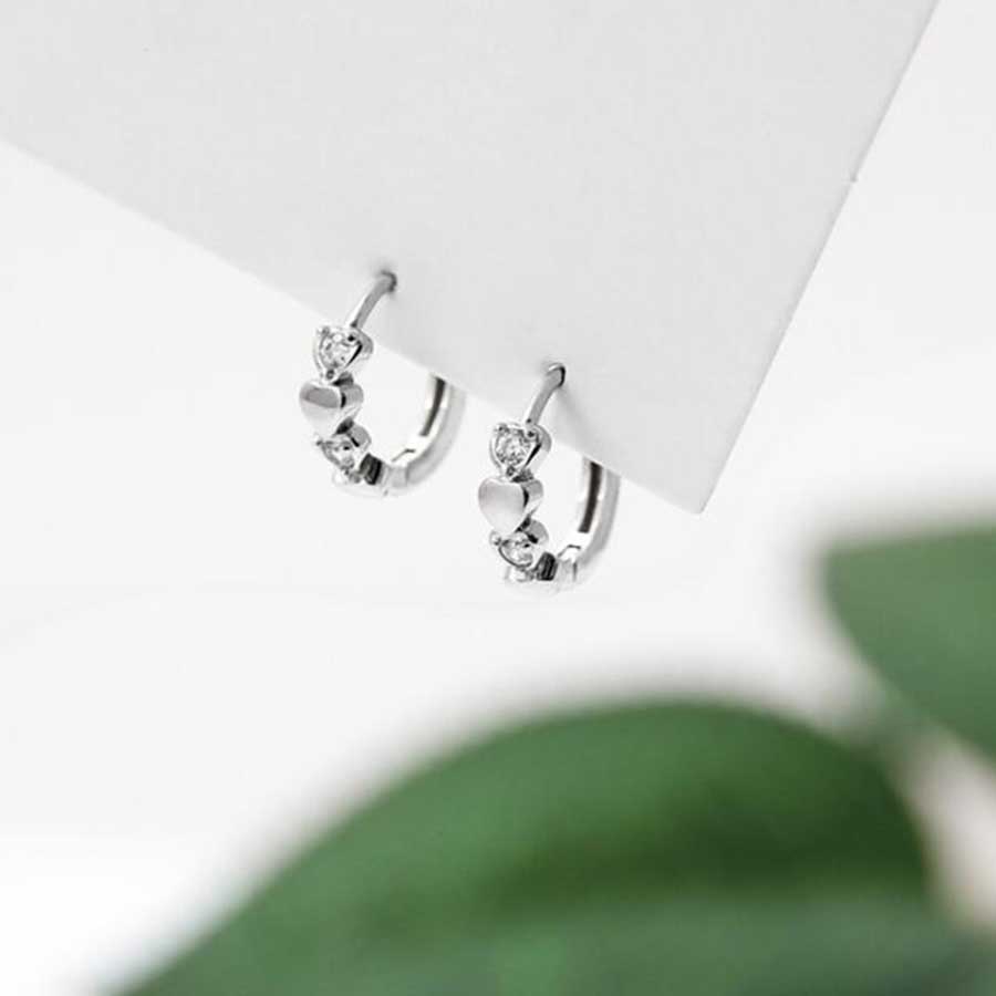 Anting Stud Desain Hati Aksen Kristal Berlian Bahan Baja Titanium Warna Silver Untuk Wanita