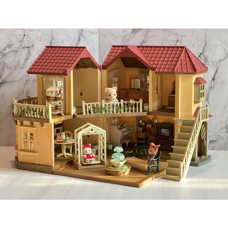 SYLVANIAN FAMILIES BEACHWOOD HALL (preloved) INCLUDE ALL ACCESSORIES