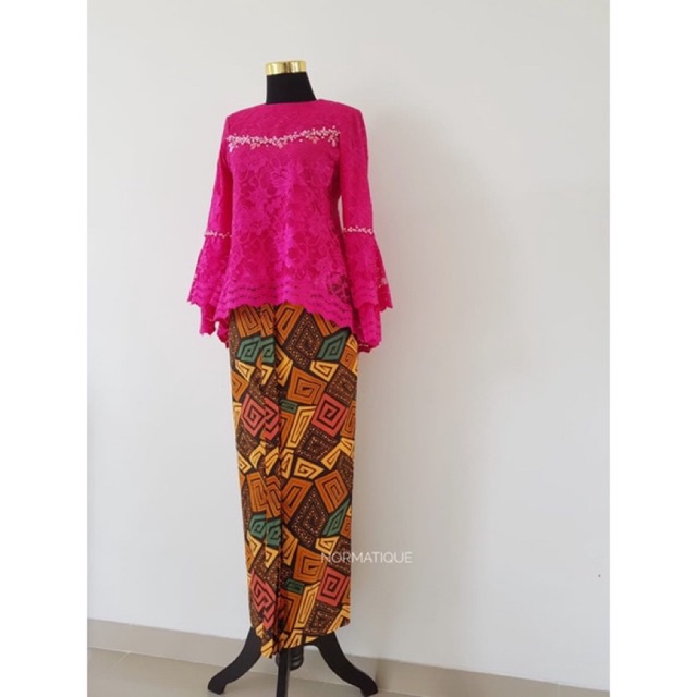 Preloved  Set Kebaya Fuchia
