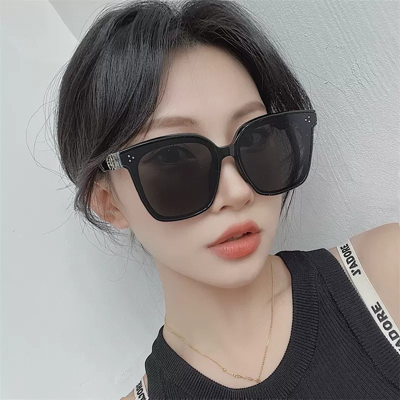 (YUZHU) Cincin Gesper Persegi Padi Kuku Kacamata Hitam Wanita Korea Fashion INS Gaya Oversized Frame Hollow Sunglasses