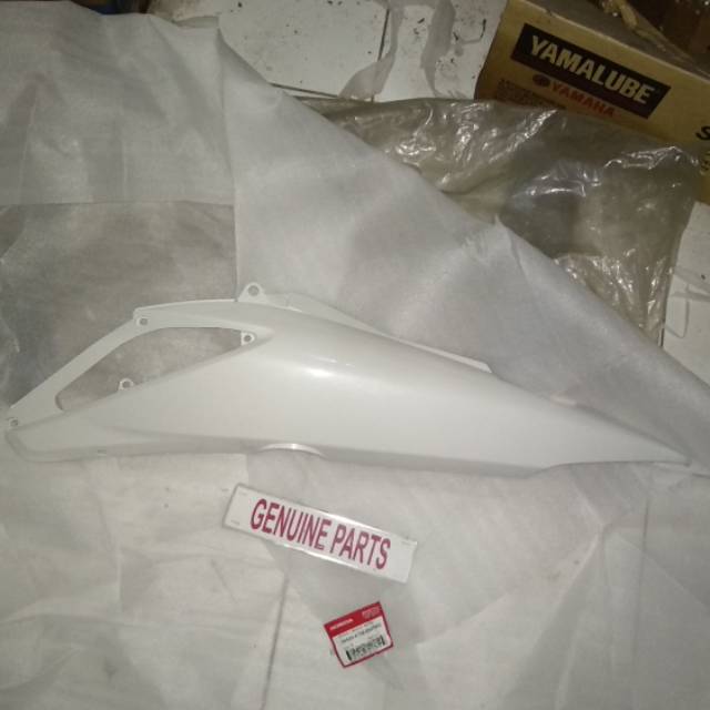 Cover Body Belakang Kiri Supra X 125 Batman Supra X 125 Fi Putih 64420-KTM-850FMX Orginal Ahm