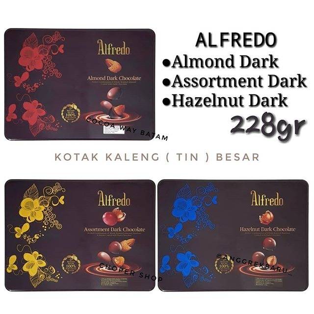 

Coklat Alfredo Tin 228gr / Coklat Hitam / Almond, Hazelnut, Assortment / Dark Chocolate