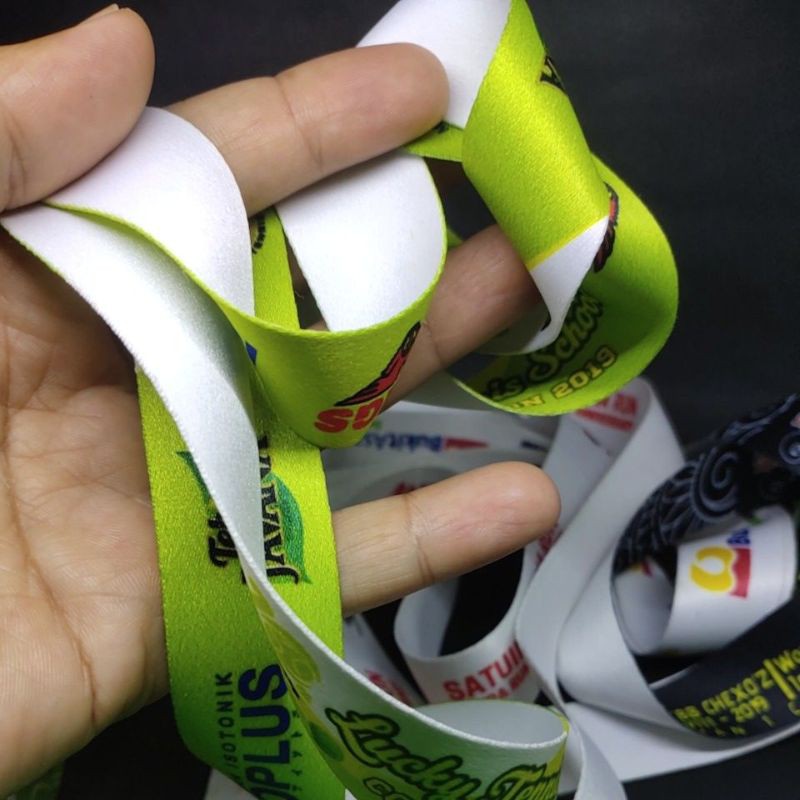 

Tali medali custom logo dan tulisan berwarna