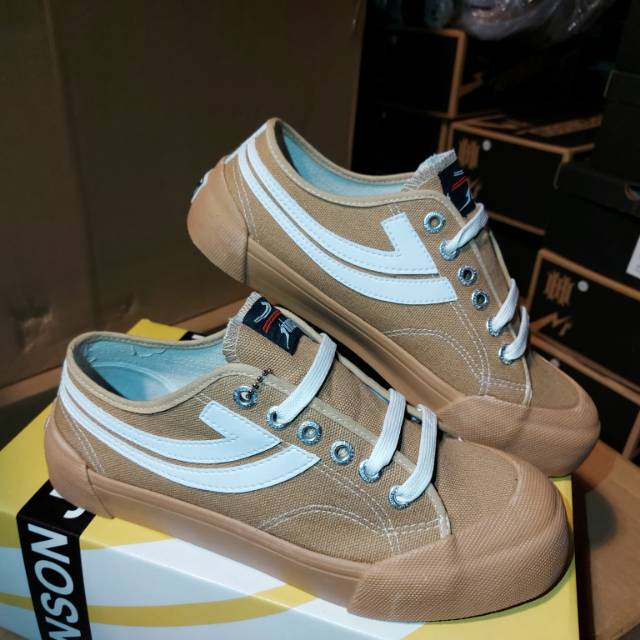 SEPATU JOHNSON PRO BEIGE LOW