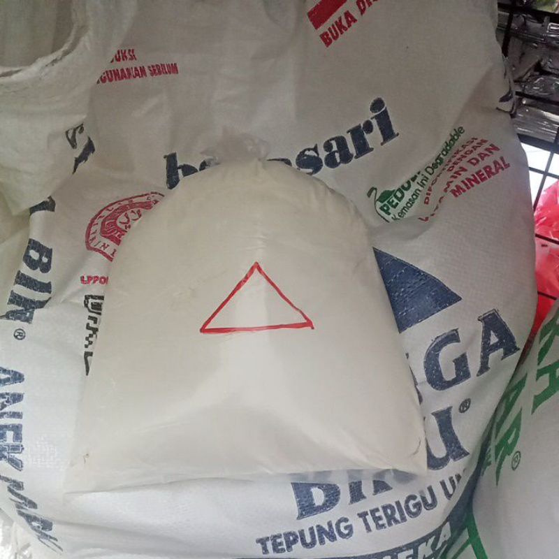 

tepung segitiga repack 1kg