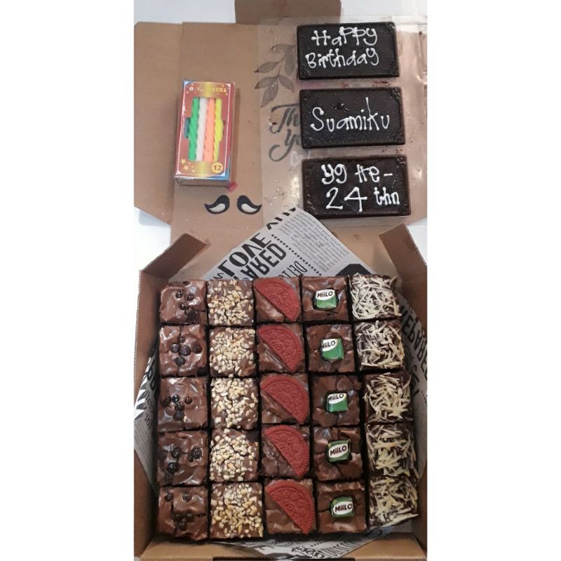 

BROWNIES BIRTHDAY / PAKET ULANG TAHUN / BROWNIES ULANG TAHUN / FUDGY BROWNIES / HOMEMADE / SHINY CRUST / BEST SELLER / BAKUL NASI