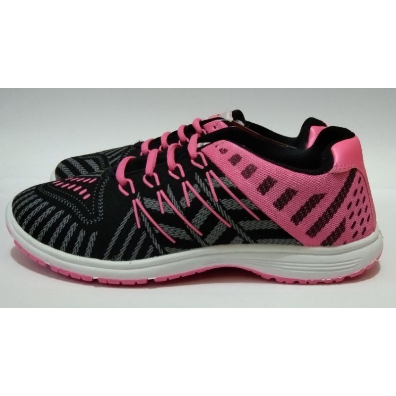 Sepatu Trekkers