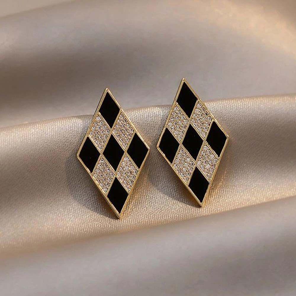 Mxbeauty Belah Ketupat Pejantan Anting Temperamen Hadiah Hari Valentine Berlian Hitam Dan Putih Alloy Kristal Wanita Earrings