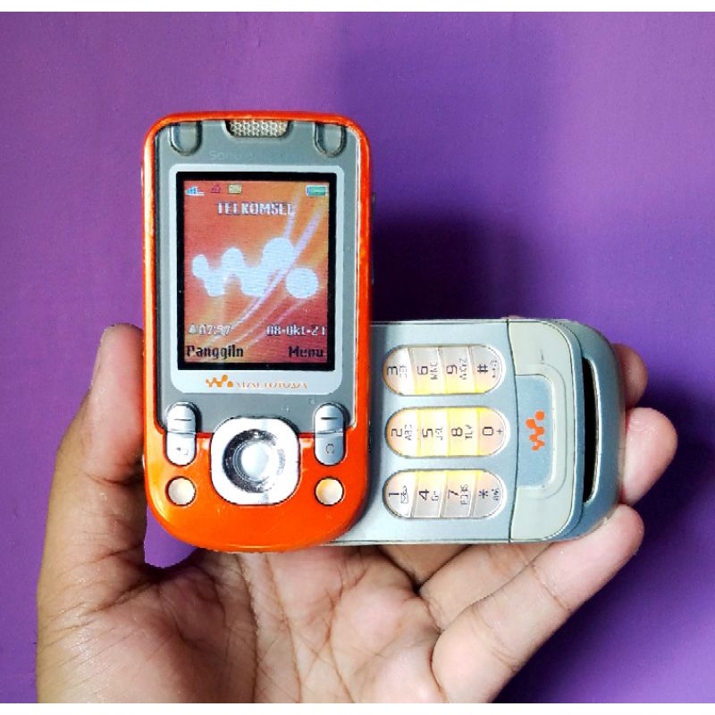 Hp jadul Sony Ericsson W550 Walkman putar original oren hp unik hp langka speaker kencang