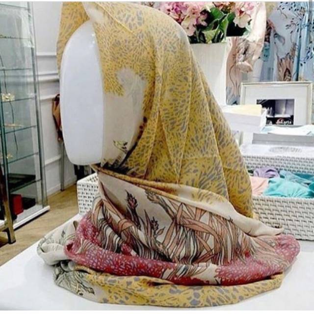 Kaguya Cream bundling Semma Maroon Scarf Riamiranda