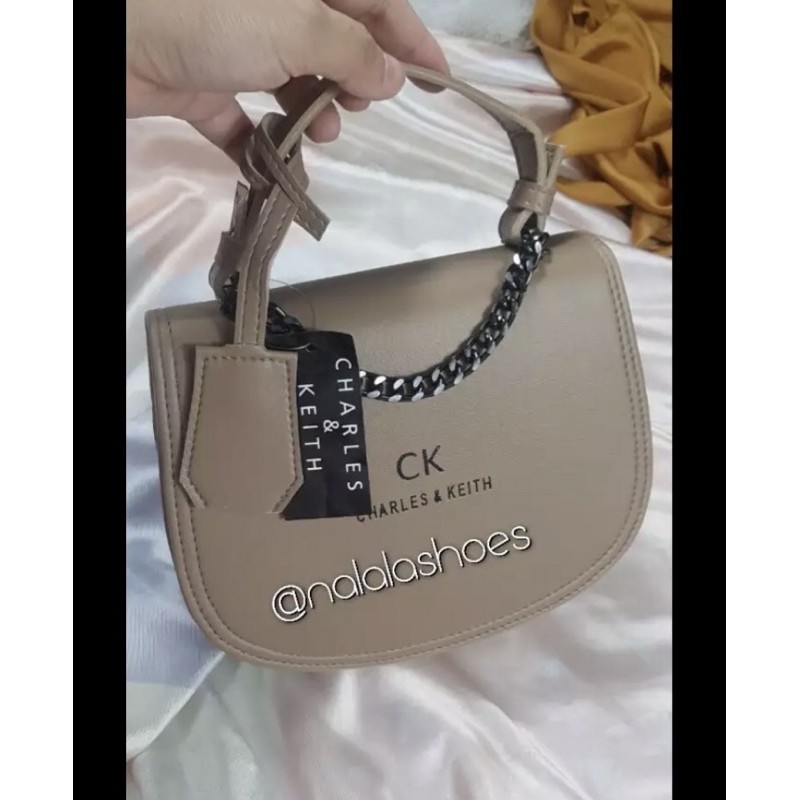 Tas selempang wanita cnk charles & Keith