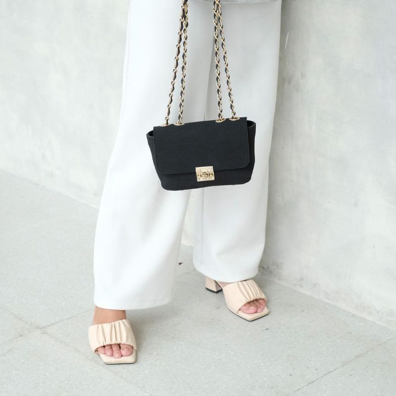 Flicka bag kode W 27 black (disarankan memakai tambahan buble wrap)