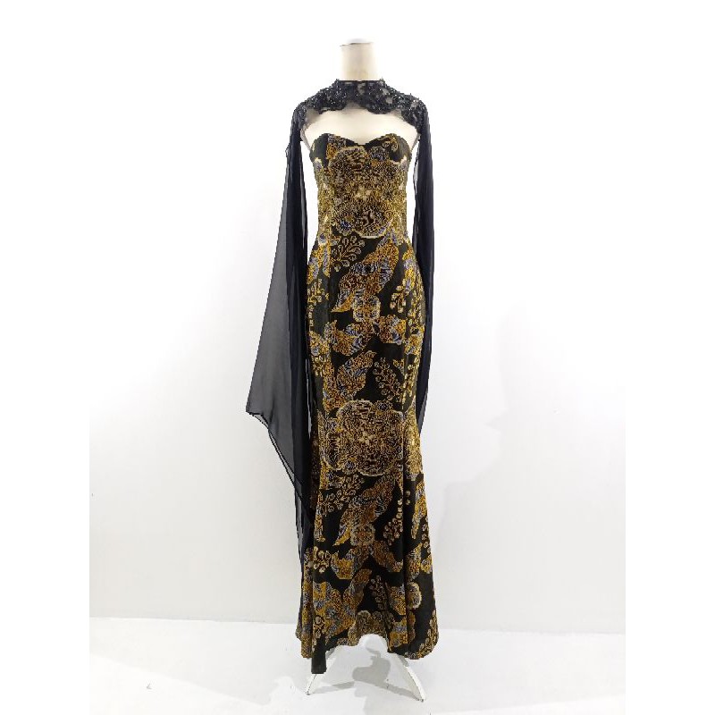 Gaun batik doby motif bunga daun kuning emas, dihiasi dengan bahan brokat dan sifon hitam