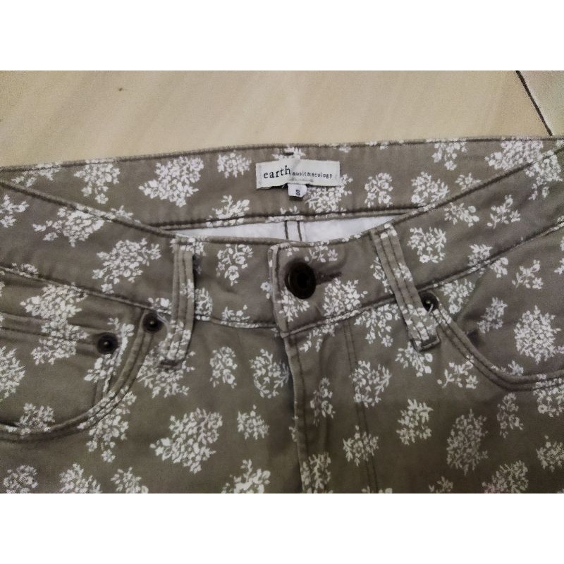 paket celana branded motif earth music ecology buy 1 get 1 branded layak pakai banget mulus preloved