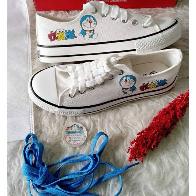 Sepatu kets doraemon converse
