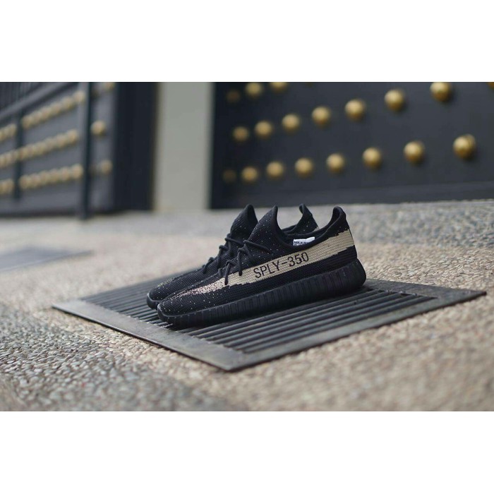 SEPATU CASUAL ADIDAS YEEZY 350 BLACK PIRATES FULL BLACK