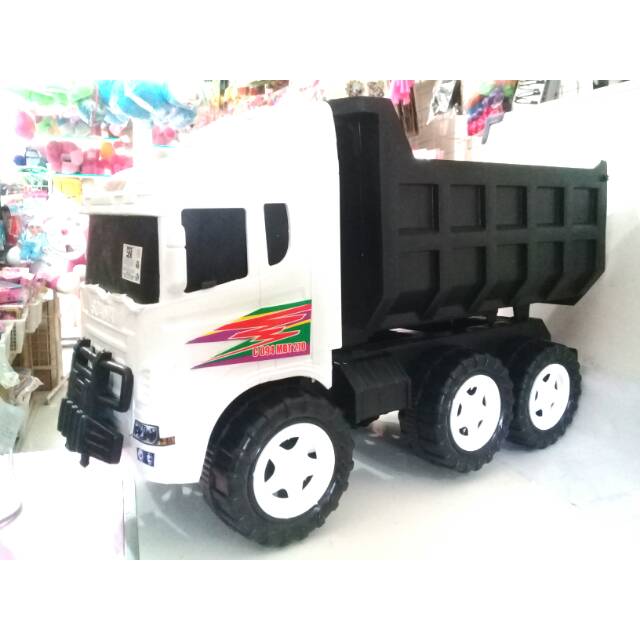 Mainan mobil truk pengangkut batu $