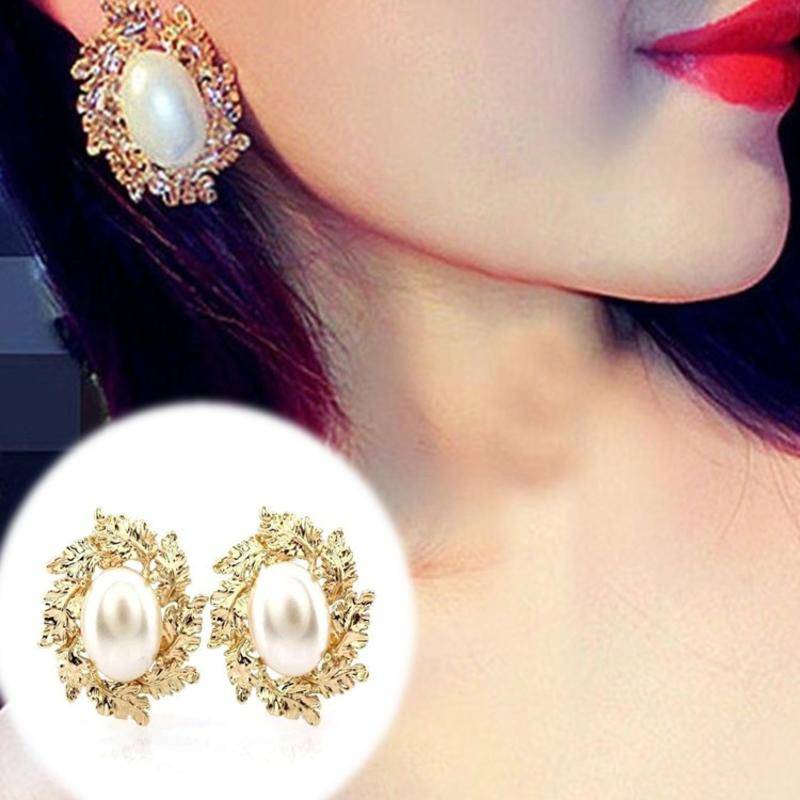 Anting Klip Lapis Emas Bentuk Oval Geometris Aksen Mutiara Untuk Wanita