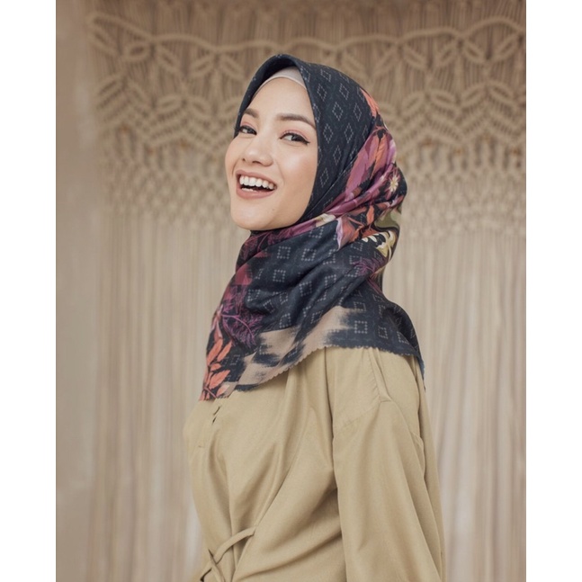 Sale Scarf Wearing Klamby - Lolly Scarf Charcoal