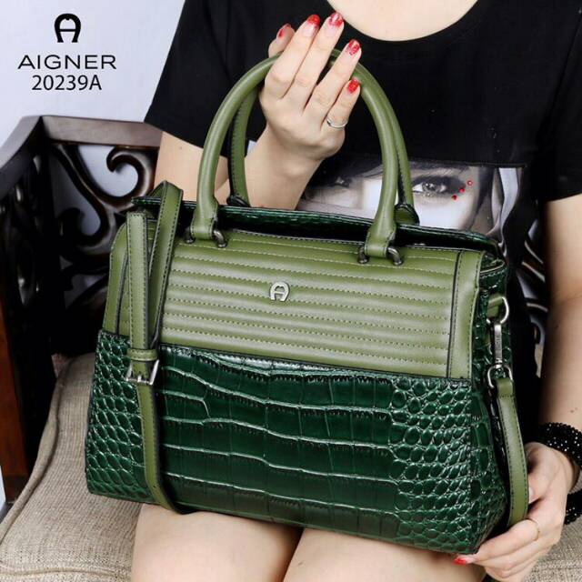 AIGNER Vintage Valois Shoulder Bag