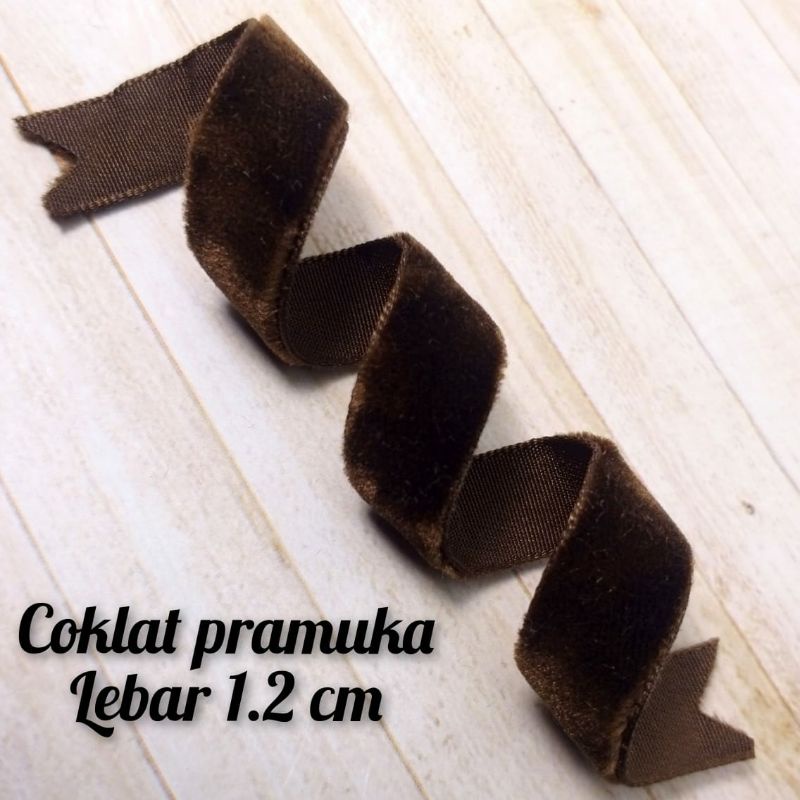 

per rol 15 meter,pita bludru/velvet warna coklat pramuka lebar 1.2 cm