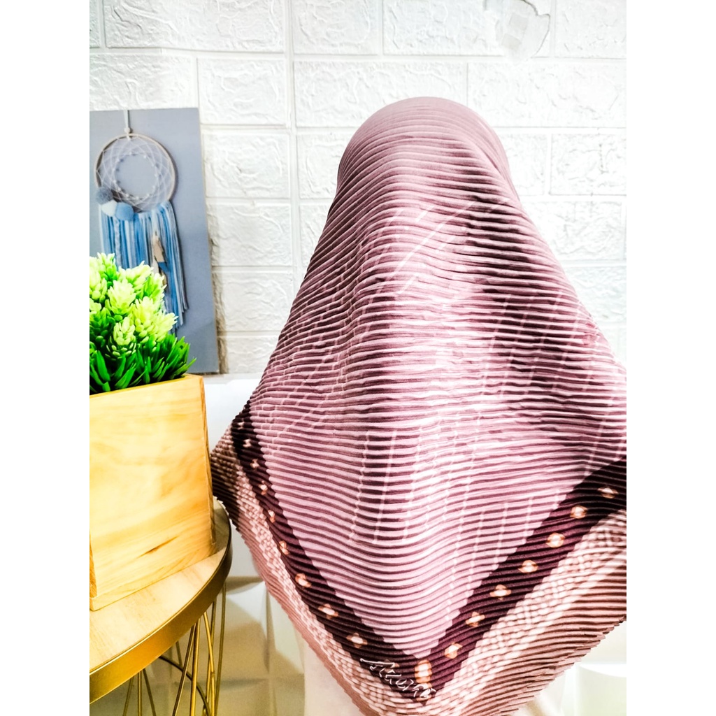 KERUDUNG SEGIEMPAT PLISKET MOTIF POMPOM DI SETIAP SEGI