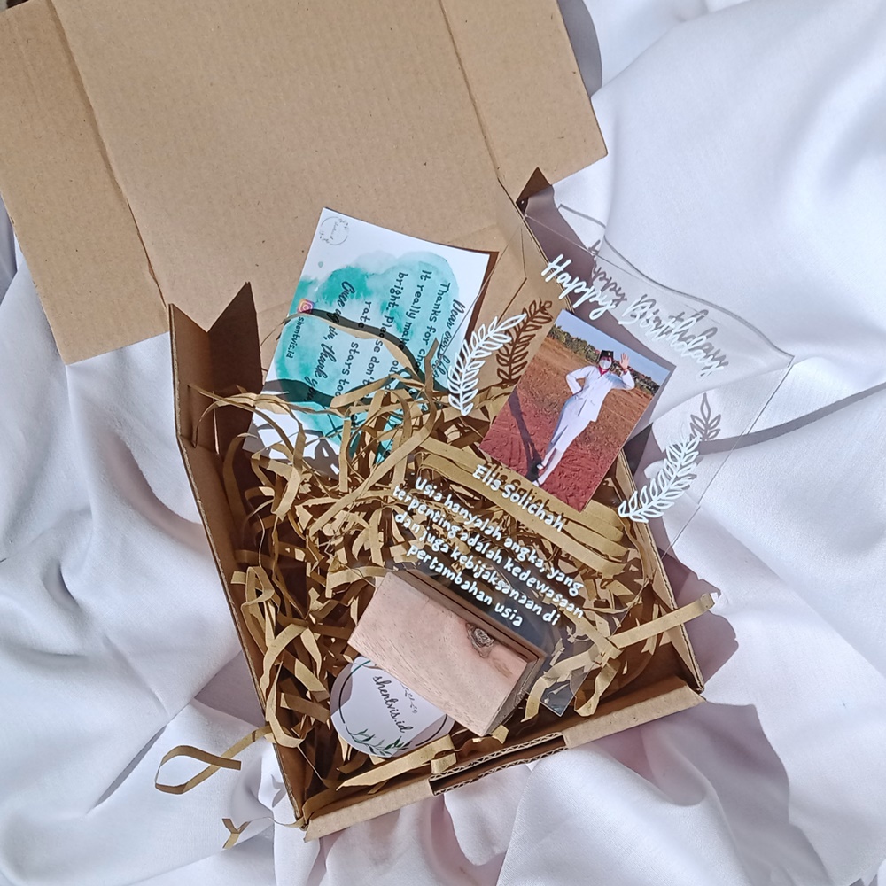 

Acrylic Custom Aesthetic Hadiah Unik Ucapan Birthday Wedding Graduation Anniversary Gift Souvenir