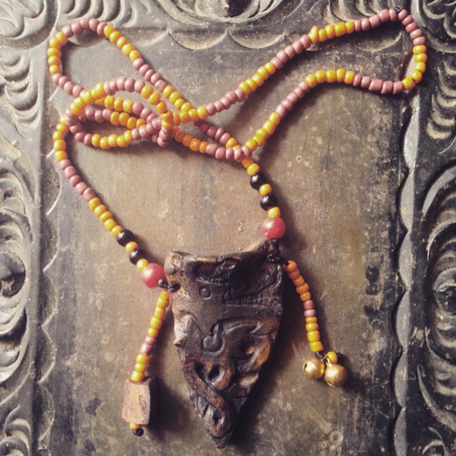 kalung etnik ukiran dayak