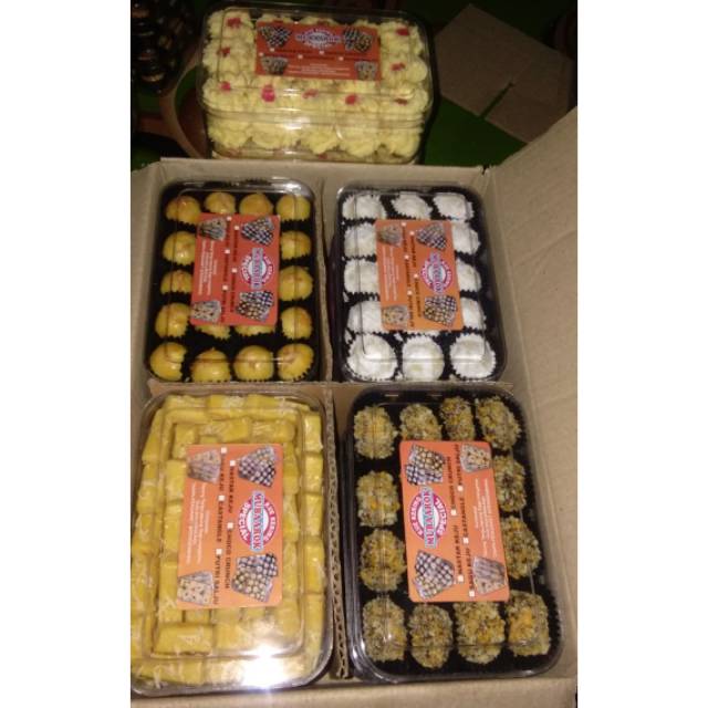 

Aneka kue lebaran handmade / kue keju / sagu keju / coco crunch / putri salju / nastar keju