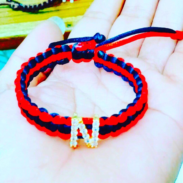 Gelang tangan wanita inisial