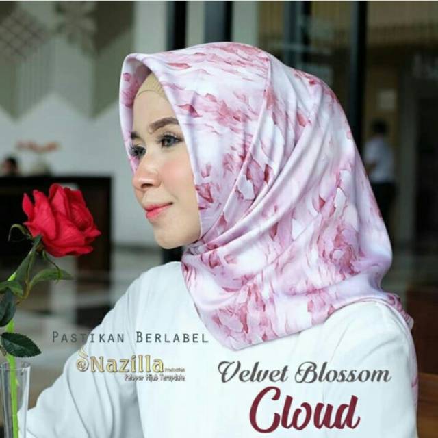SEGI EMPAT NAZILLA / SEGIEMPAT SATIN VELVET ABSTRAK MOTIF / HIJAB MAXMA SQUARE / HIJAB NAZILLA SCARF