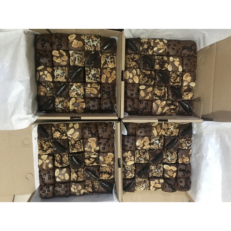 

FUDGY BROWNIES POTONG MIXTOPPING 20 x 20 / BROWNIS NYOKLAT