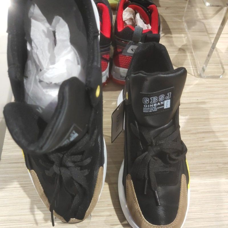 SEPATU SNEAKER PRIA MERK LOOKS
