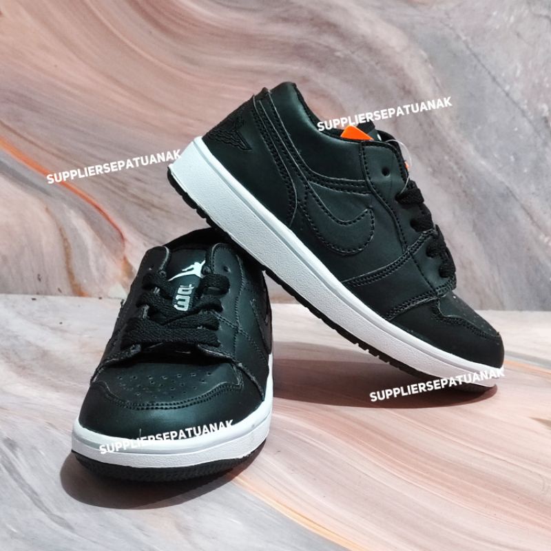 sepatu sneakers anak kids nike air jordan 1 low full hitam sol putih tali cowok cewek 26-35
