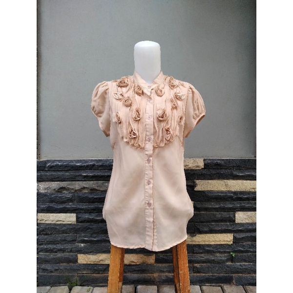 Preloved - "Ever Wind" 3D Flower Applique Shirt