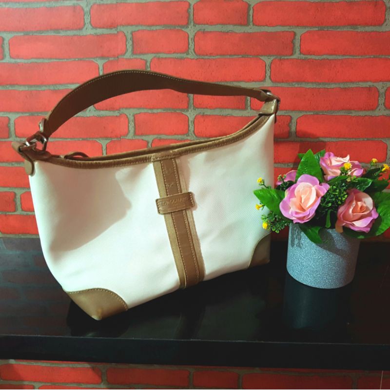 Preloved Tas Putih list kulit