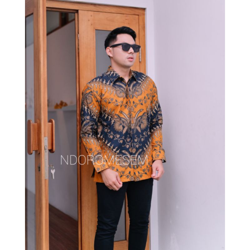 BATIK NDOROMESEM LENGAN PANJANG AJOTOSATRU KUNING NAVY KATUN HALUS