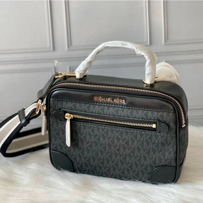 ORIGINAL MICHAEL KORS MK TRAVEL CAMERA BAG