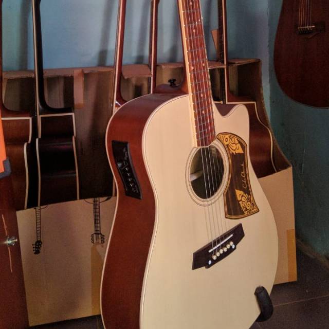 Gitar akustik elektrik cole clark