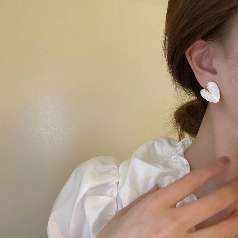 Anting Stud Bentuk Hati Warna Putih Gaya Vintage Untuk Wanita