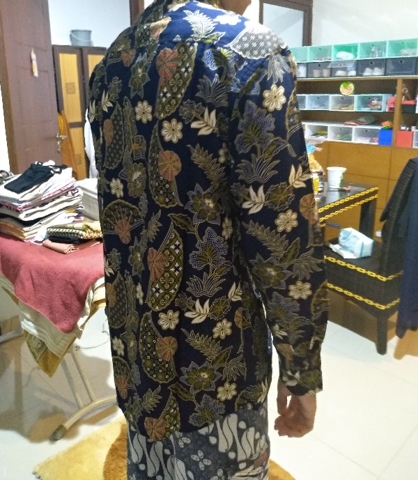 Kemeja Batik Pria Atasan Batik Modern Lengan Panjang Warna Navy