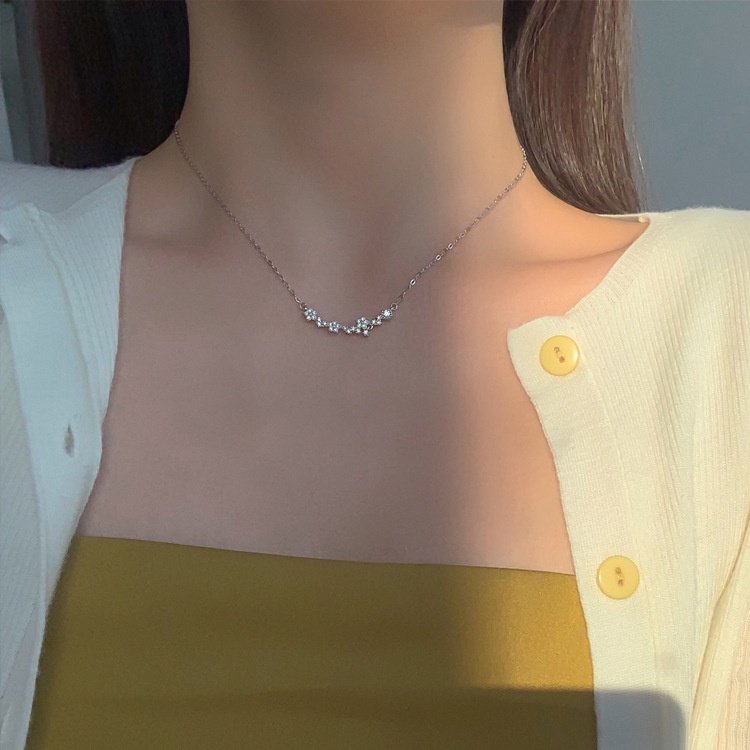 Kalung Rantai Liontin Bunga Bahan Alloy Lapis Silver Hias Berlian Imitasi Untuk Wanita