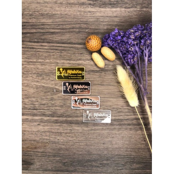 

Custom Label Merek Bahan Akrilik