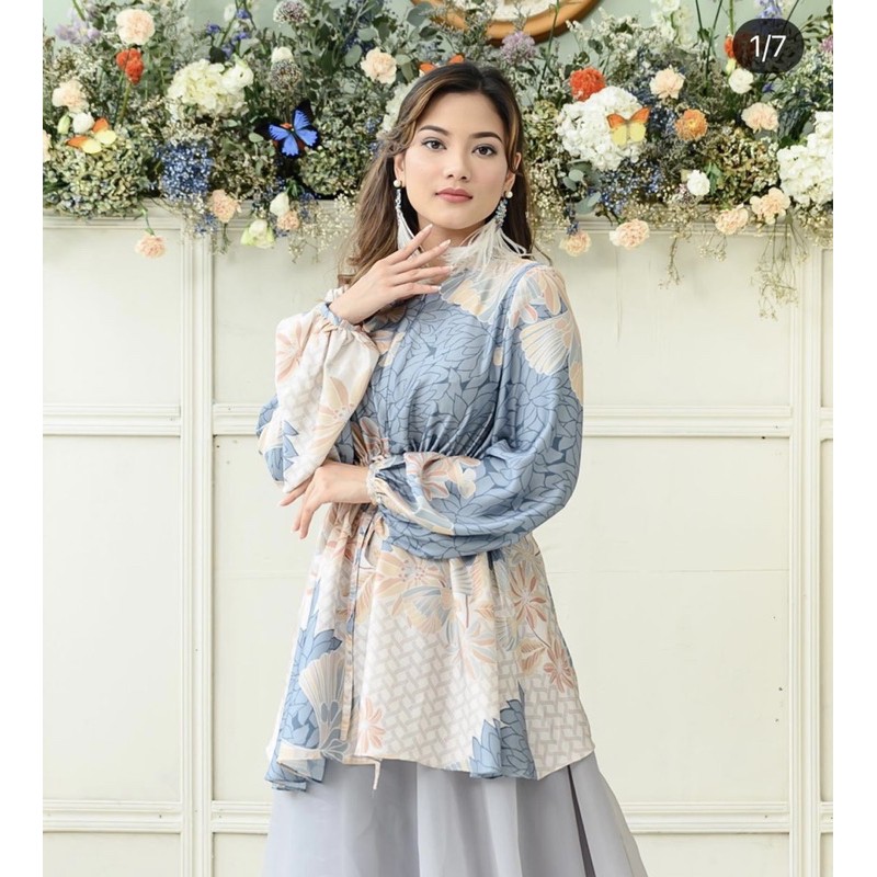 READY Claire Blouse Sapphire L Wearing Klamby